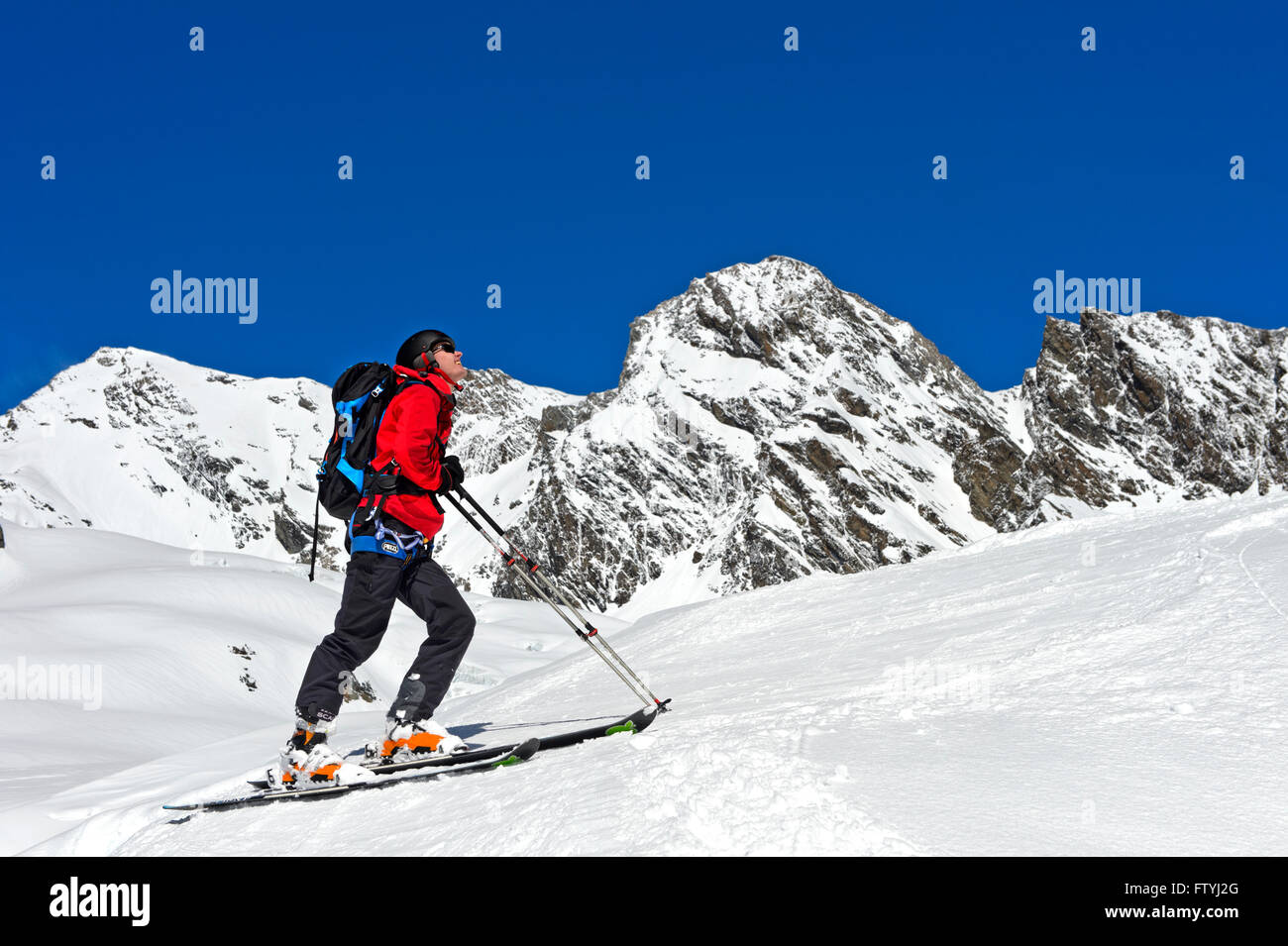 Skifahrer auf einer Skitour auf den Gletscher Langgletscher, Lötschental, Wallis, Schweiz Stockfoto