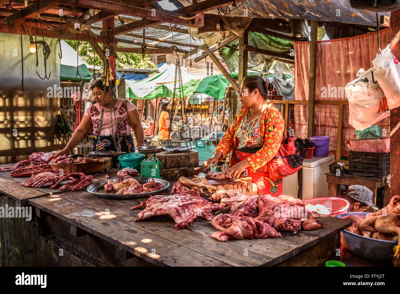 Asiatische Frau Metzger verkauft Fleisch auf einem lokalen Markt in Yangon Stockfoto