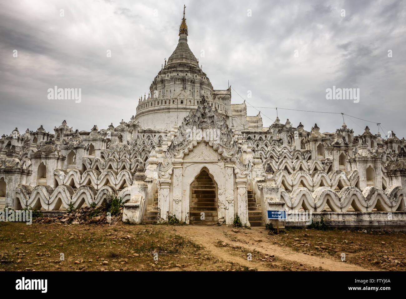 Historischen weißen Pagode von Hsinbyume, auch bekannt als Mya Thein Dan Pagode in Mingun, Myanmar Stockfoto