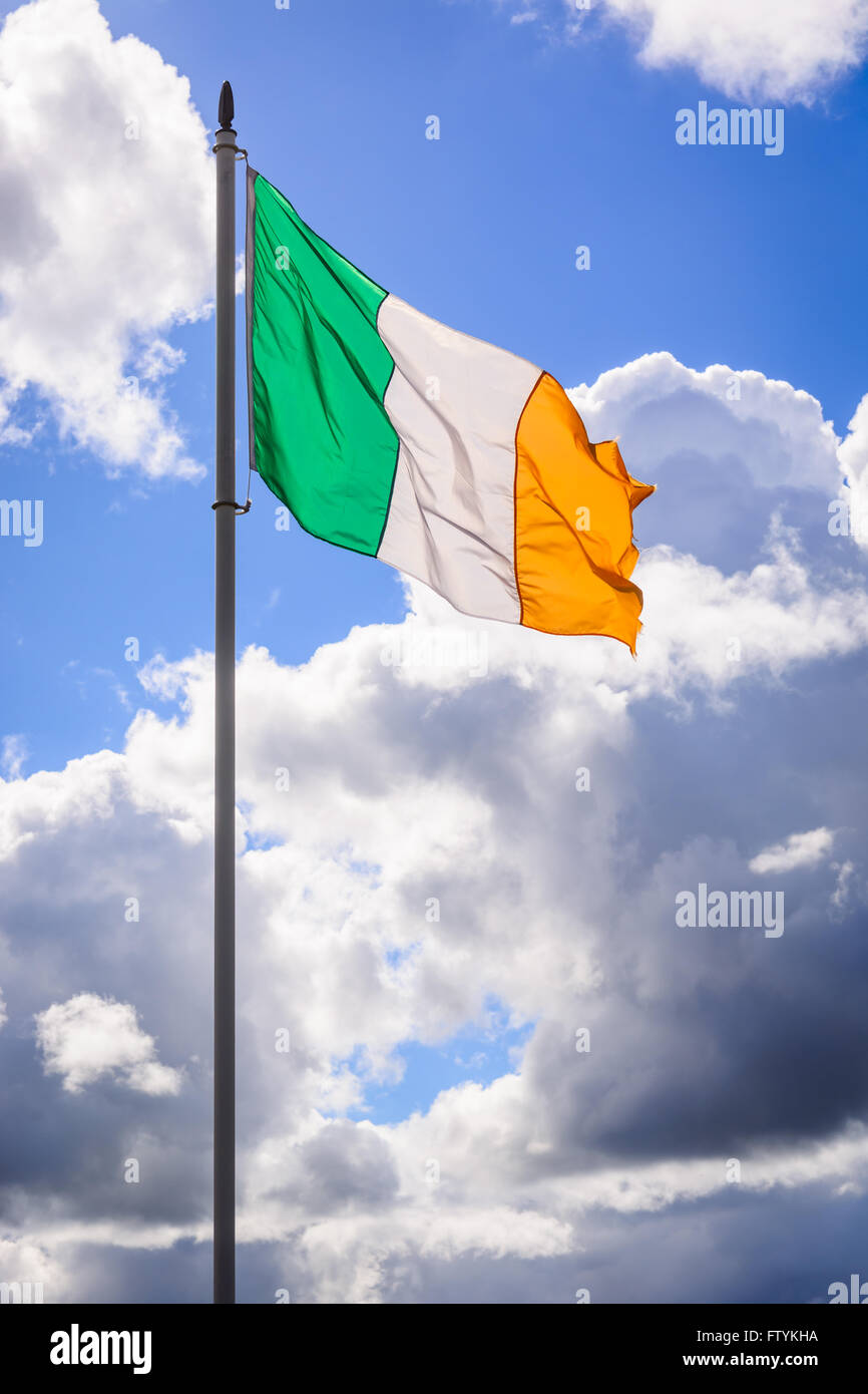 Die nationale Flagge Irlands von der Pole Position auf dem Milltown-Friedhof in West Belfast fliegen. Stockfoto
