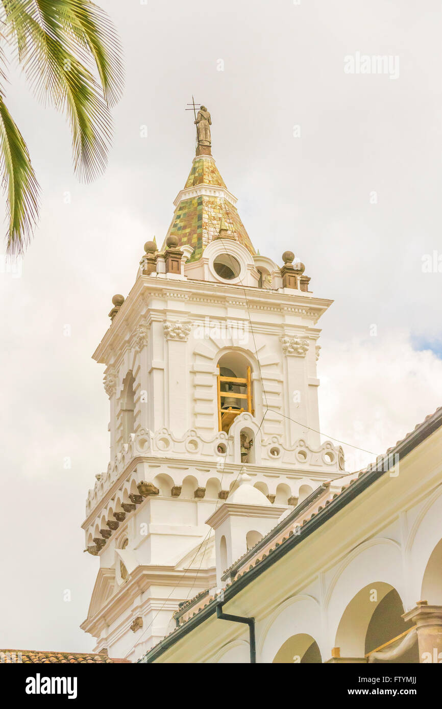 Niedrigen Winkel Blick auf einen der Türme der alten San Francisco katholische Kirche befindet sich in der Altstadt von Quito Stockfoto