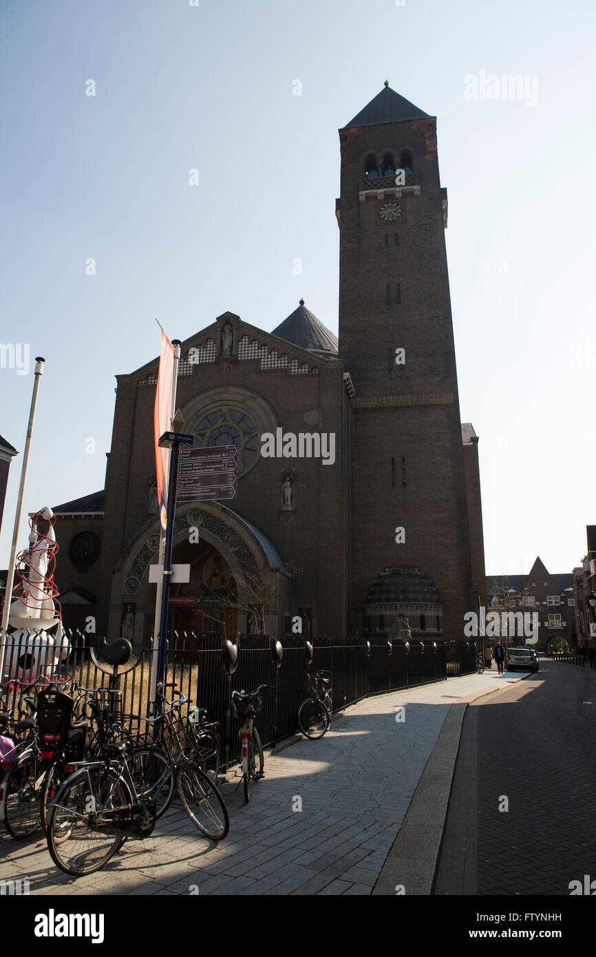 Fassade des Hieronymus Bosch Art Center in's-Hertogenbosch in den Niederlanden. Das Museum ist Häuser innerhalb einer ehemaligen Kirche. Stockfoto Fassade des Hieronymus Bosch Art Center in's-Hertogenbosch in den Niederlanden. Das Museum ist Häuser innerhalb einer ehemaligen Kirche. Stockfoto