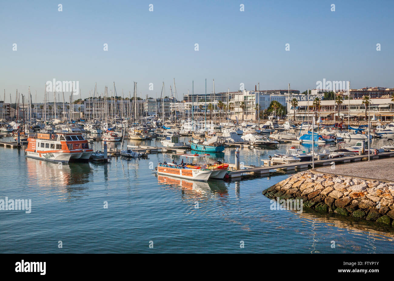 Portugal, Algarve, Lagos, Bensafrim River mit Blick Marina de Lagos Stockfoto
