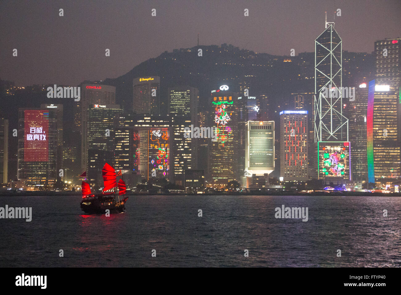 Hafen von Hongkong bei Nacht im Februar 2016 Stockfoto