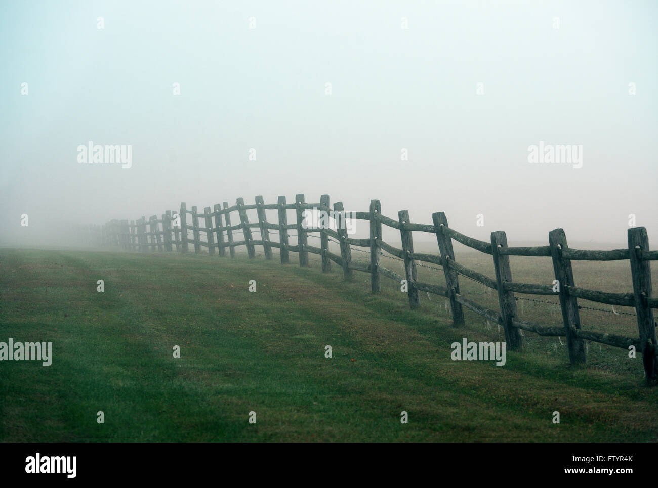 Holz- Bauernhof Zaun an einem nebligen Morgen, Connecticut, USA Stockfoto