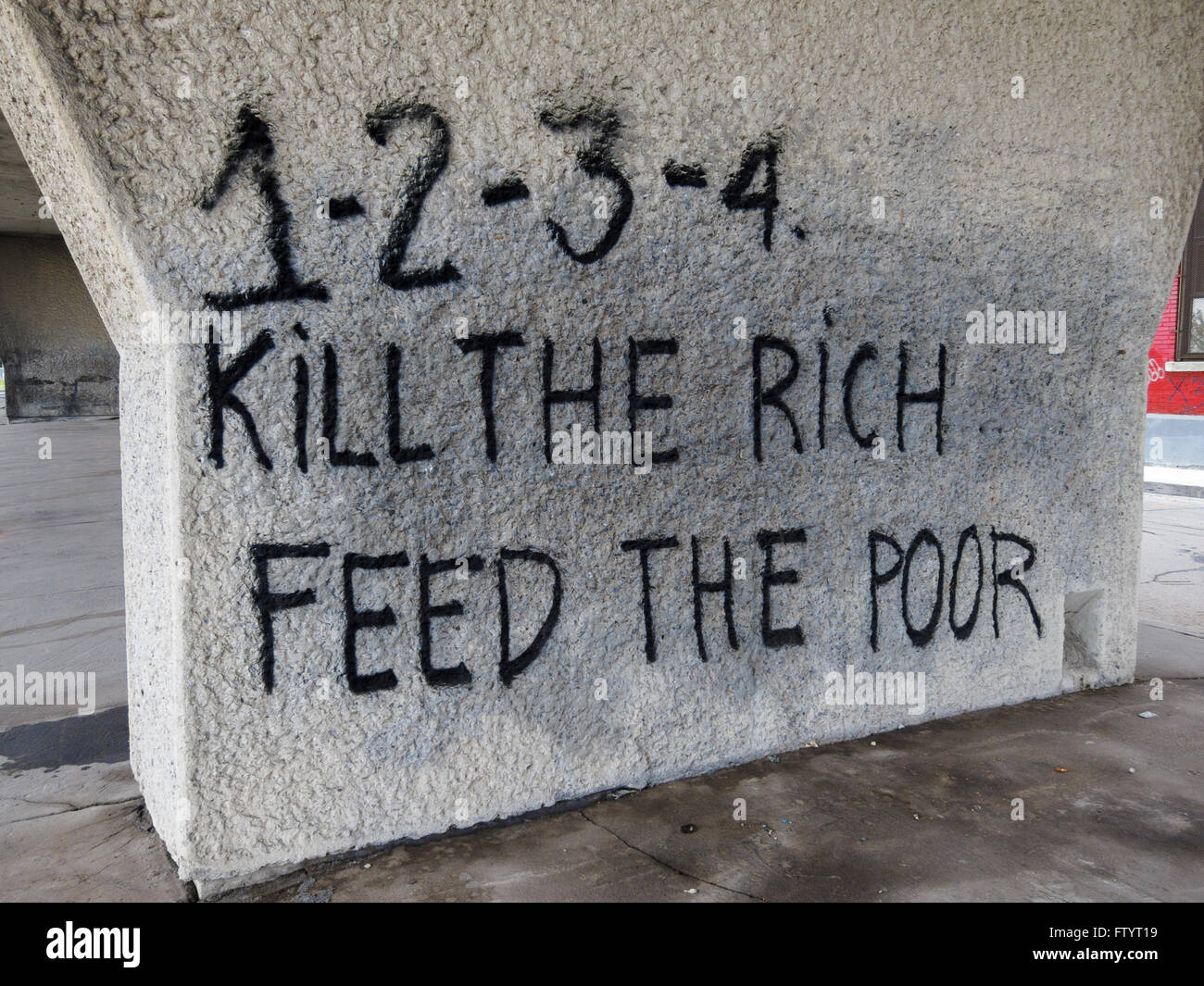 1-2-3-4, töten die reichen, die Armen zu ernähren. Protestierende Einkommensungleichheit Graffiti. Montreal, Quebec, Kanada. Stockfoto