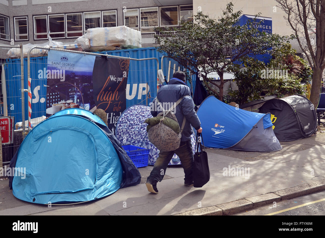 London, UK, 30. März 2016, obdachlose Menschen außerhalb ihrer Zelte.  Obdachlose schlafen in Zelten auf dem Bürgersteig auf Langham Place gegenüber 5-Sterne-Hotel Langham und alle Seelen Kirche W1B 3DA. Langham Place ist eine Erweiterung der Regent Street und All Souls Church ist eine ikonische Funktion der Ansicht von Oxford Circus. Bildnachweis: JOHNNY ARMSTEAD/Alamy Live-Nachrichten Stockfoto