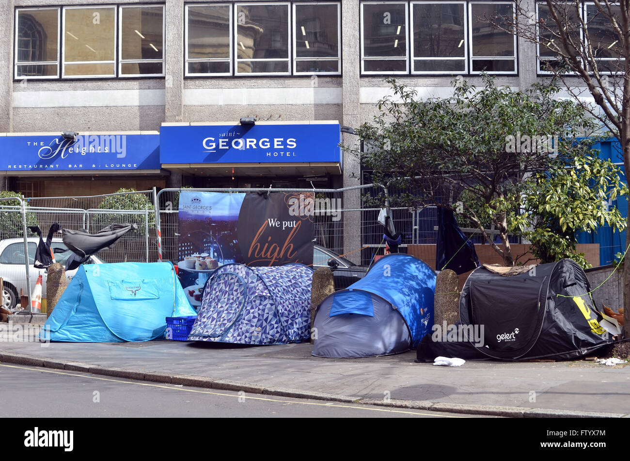 London, UK, 30. März 2016, Obdachlose schlafen in Zelten auf dem Bürgersteig auf Langham Place gegenüber 5-Sterne-Hotel Langham und alle Seelen Kirche W1B 3DA. Langham Place ist eine Erweiterung der Regent Street und All Souls Church ist eine ikonische Funktion der Ansicht von Oxford Circus. Bildnachweis: JOHNNY ARMSTEAD/Alamy Live-Nachrichten Stockfoto