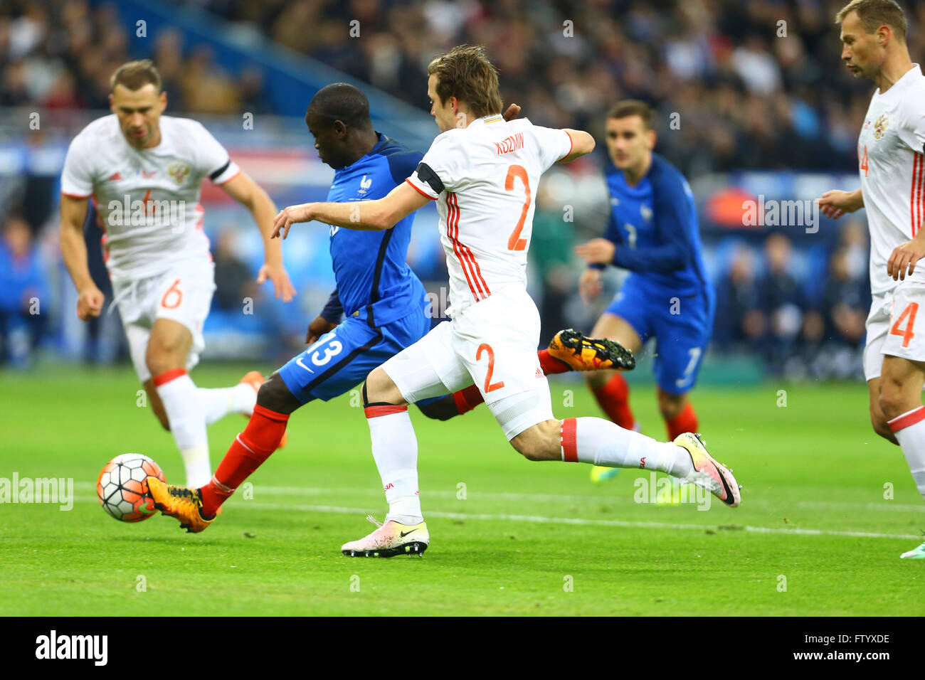 Stade de France, Paris, Frankreich. 29. März 2016. Internationaler Fußball freundlich. Frankreich gegen Russland. N Golo Deutschland Kante (Frankreich) gefordert durch Oleg Kuzmin (Rus) © Action Plus Sport/Alamy Live News Stockfoto