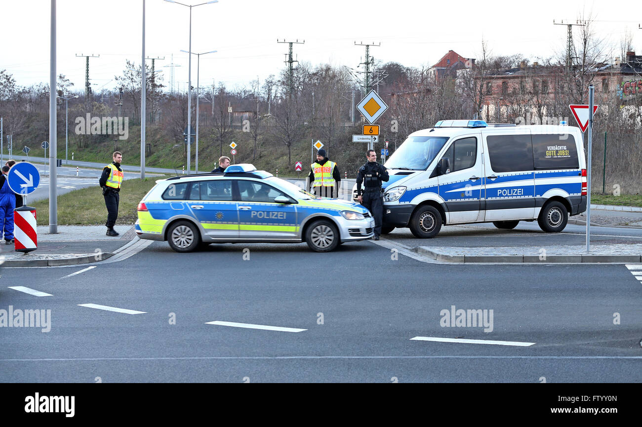 Leipzig, Deutschland. 30. März 2016. Mitglieder der deutschen Polizei Herunterfahren der Bundesstraße 6 nach eine Fliegerbombe in Leipzig, Deutschland, 30. März 2016 entdeckt wurde. Die 500 kg schwere Blindgänger aus dem zweiten Weltkrieg fand während der Bauarbeiten in der Nähe der Güterbahnhof in der Stadt Bezirk von Unterwerk. Foto: JAN WOITAS/Dpa/Alamy Live News Stockfoto
