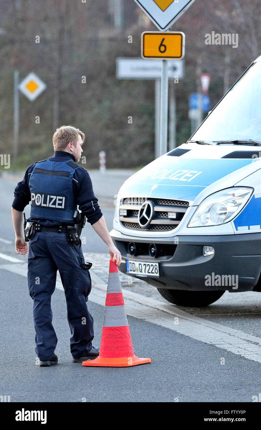 Leipzig, Deutschland. 30. März 2016. Mitglied der deutschen Polizei schaltet sich die Bundesstraße 6, nachdem eine Fliegerbombe in Leipzig, Deutschland, 30. März 2016 entdeckt wurde. Die 500 kg schwere Blindgänger aus dem zweiten Weltkrieg fand während der Bauarbeiten in der Nähe der Güterbahnhof in der Stadt Bezirk von Unterwerk. Foto: JAN WOITAS/Dpa/Alamy Live News Stockfoto
