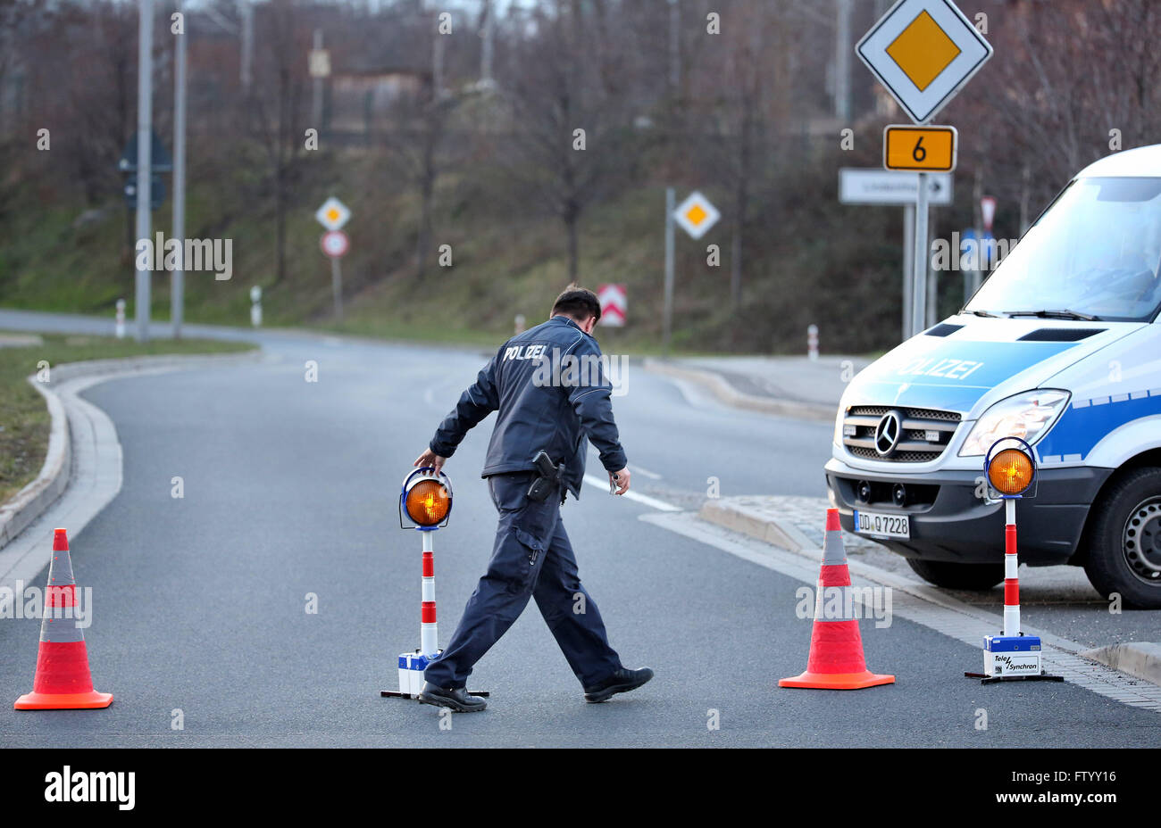 Leipzig, Deutschland. 30. März 2016. Mitglied der deutschen Polizei schaltet sich die Bundesstraße 6, nachdem eine Fliegerbombe in Leipzig, Deutschland, 30. März 2016 entdeckt wurde. Die 500 kg schwere Blindgänger aus dem zweiten Weltkrieg fand während der Bauarbeiten in der Nähe der Güterbahnhof in der Stadt Bezirk von Unterwerk. Foto: JAN WOITAS/Dpa/Alamy Live News Stockfoto