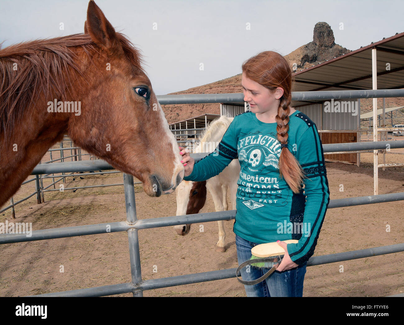 Albuquerque, NM, USA. 29. März 2016. Tristin König von Salt Lake City, UT. mit einer von den 30 plus Pferde, die hilft, das Reha-Programm. Dienstag, 29. März 2016. © Jim Thompson/Albuquerque Journal/ZUMA Draht/Alamy Live-Nachrichten Stockfoto