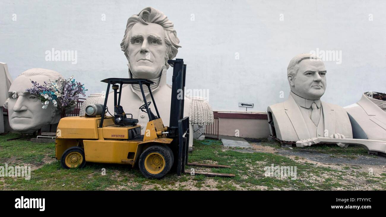 30. März 2016 werden - Houston, Texas, USA - Präsidenten Köpfe des Bildhauers David Adickes Adickes Sculpturworx Studio bis zu einem Zeitpunkt gespeichert, wenn ein dauerhaftes Zuhause für sie gefunden wird. (Bild Kredit: © Brian Cahn über ZUMA Draht) Stockfoto