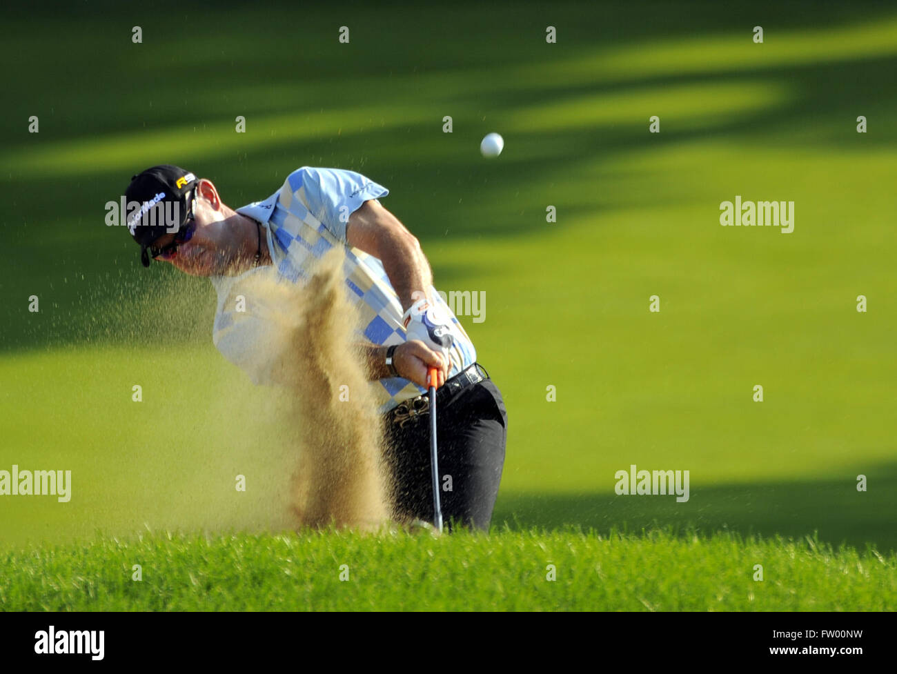 13. August 2009 - Chaska, MN, USA - Rory Sabbatini (RSA) Treffer aus einem Bunker am 11. Loch in der ersten Runde der 2009 PGA Championship Hazeltine National Golf Club auf 13. August 2009 in Chaska, MN.  ZUMA Press/Scott A. Miller (Kredit-Bild: © Scott A. Miller über ZUMA Draht) Stockfoto