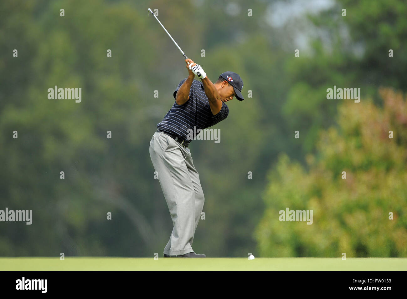 Decatur, Georgia, Vereinigte Staaten von Amerika. 26. September 2009. Tiger Woods (USA) seinen zweiten Schlag auf das achte Loch während der dritten Runde der PGA Tour Championship macht die Abschlussveranstaltung des FedEx Cup 2009 im East Lake Golf Club am 26. September 2009 in Decatur, Georgia ZUMA Press/Scott A. Miller © Scott A. Miller/ZUMA Draht/Alamy Live News Stockfoto