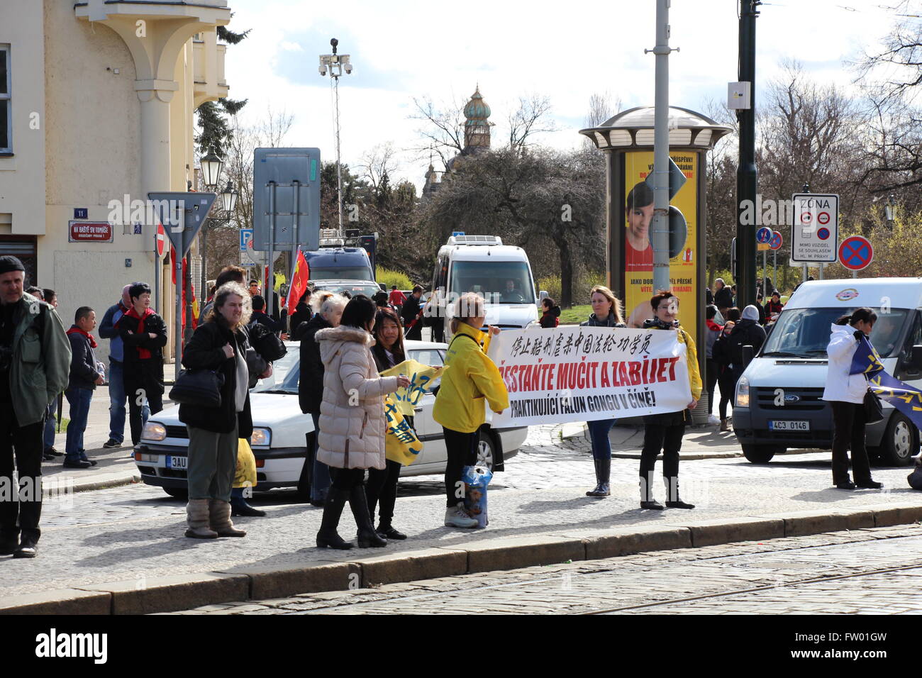 Anhänger der Falun-Gong-Praxis (auch bekannt als Falun Dafa) angezeigt einen Banner aus Protest wieder Präsident Xi Jinping auf seinem offiziellen Besuch in Prag. Das Banner liest: stoppen Sie quälen und Schlachten die Falun-Gong-Anhänger von China. Dies war auf der Straße Route der Präsident Xi Jinping, da er durch Badeniho Straße dann Chodkova Straße zur Prager Burg gehen, Treffen mit Zeman transportiert wurde. Hier sehen Sie Gogolova Straße hinter die Anhänger von Falun Gong. Stockfoto