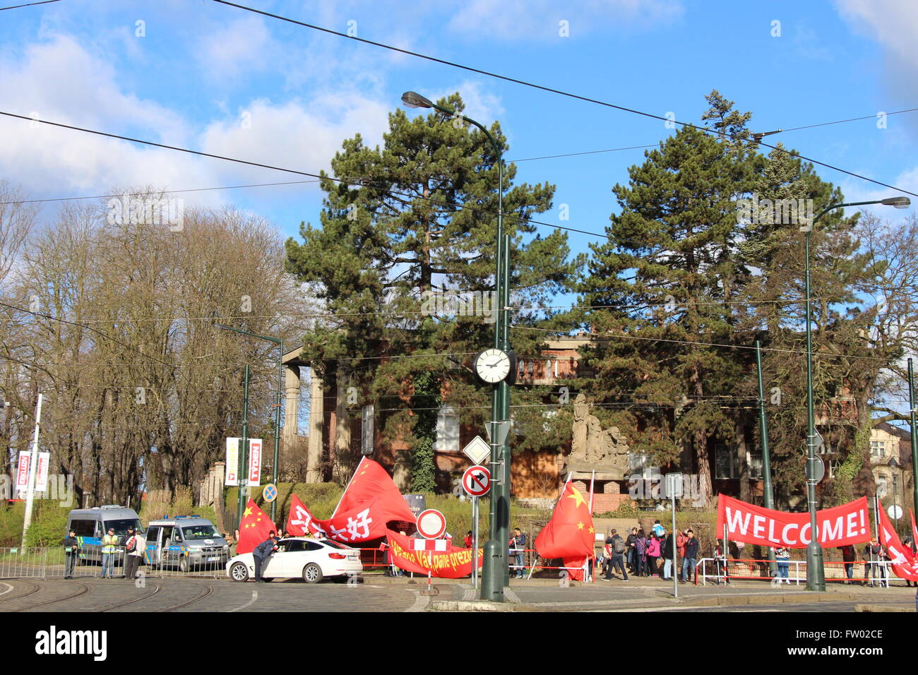 Am 29. März 2016 statt Unterstützer der chinesischen Regierung Banner, Präsident Xi Jinping nach Prag begrüßen zu dürfen. Auch gab es Anti-China-Demonstranten Stockfoto