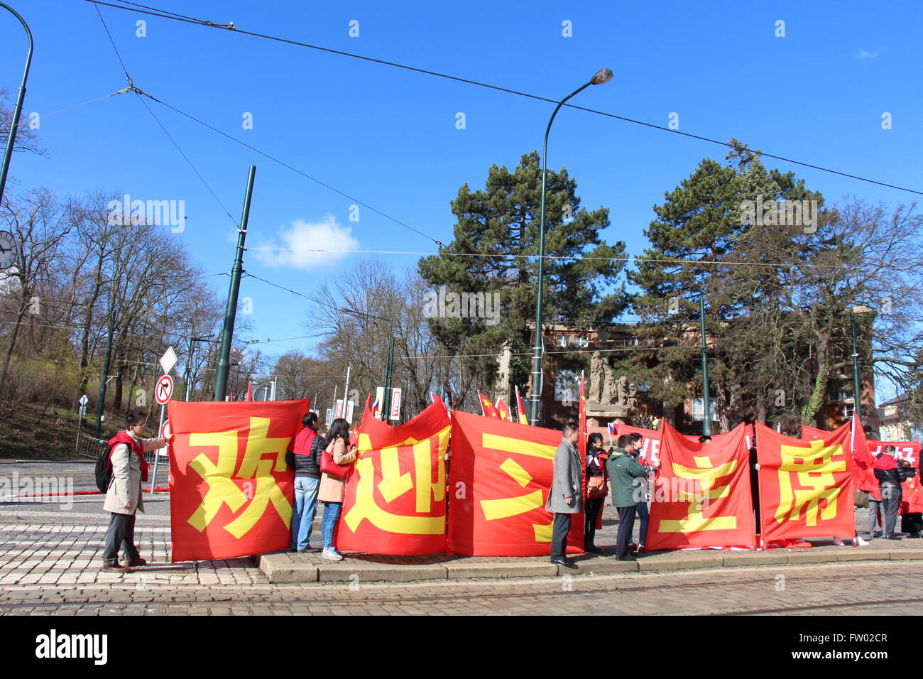 Am 29. März 2016 statt Unterstützer der chinesischen Regierung Banner, Präsident Xi Jinping nach Prag begrüßen zu dürfen. Er sagt: 'Willkommen Premier Xi'. Stockfoto