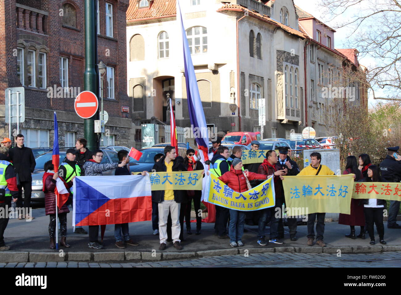 Am Morgen des Dienstag, 29. März 2016 statt Personen zur Unterstützung der Falun Gong Banner auf Badeniho Straße, Prag, zu protestieren Stockfoto