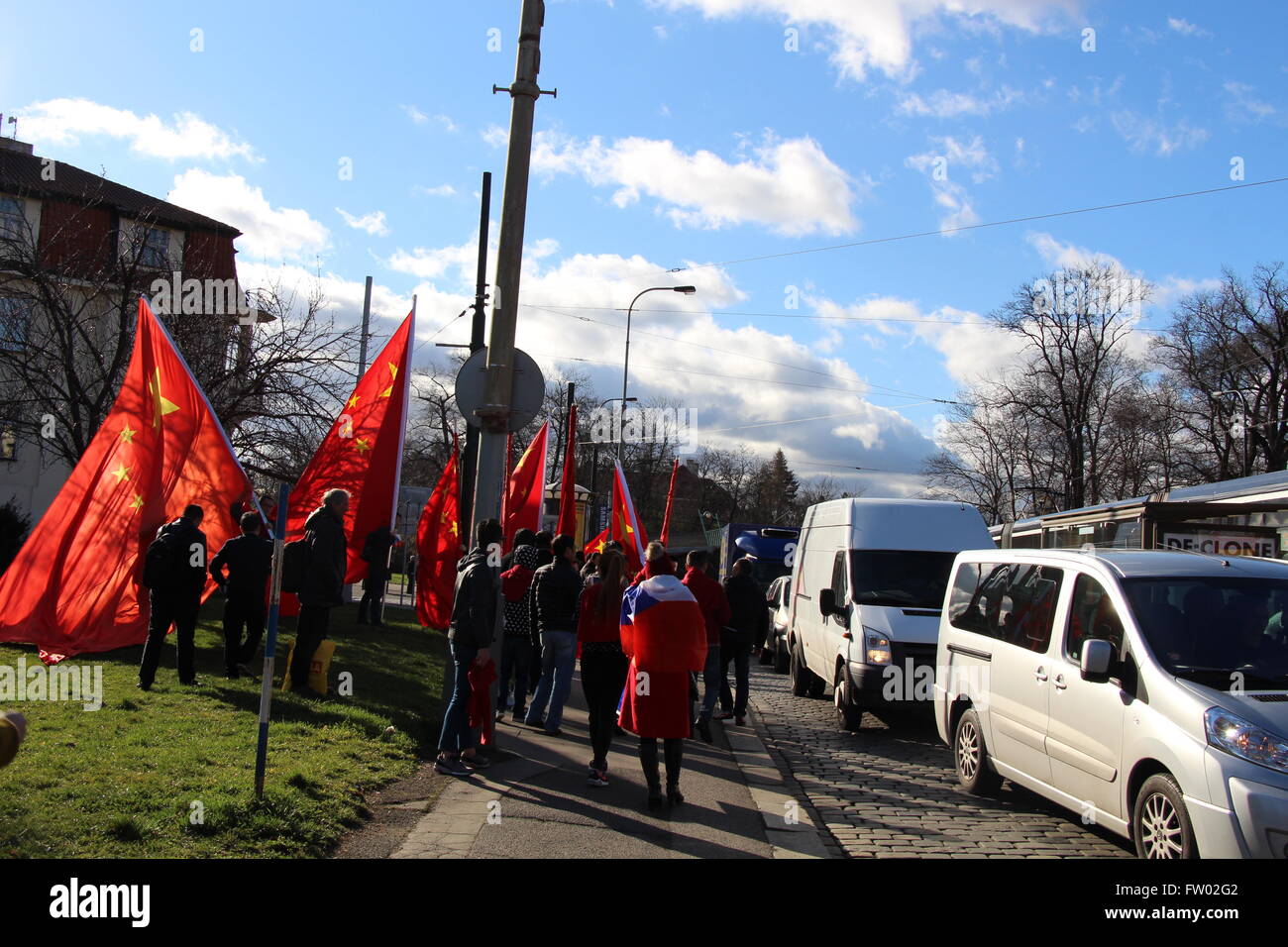Am Morgen des Dienstag, 29. März 2016, viele Anhänger von Präsident Xi Jinping kam an diese Stelle auf Badeniho Straße, Prag, kühn Welle willkommen Stockfoto