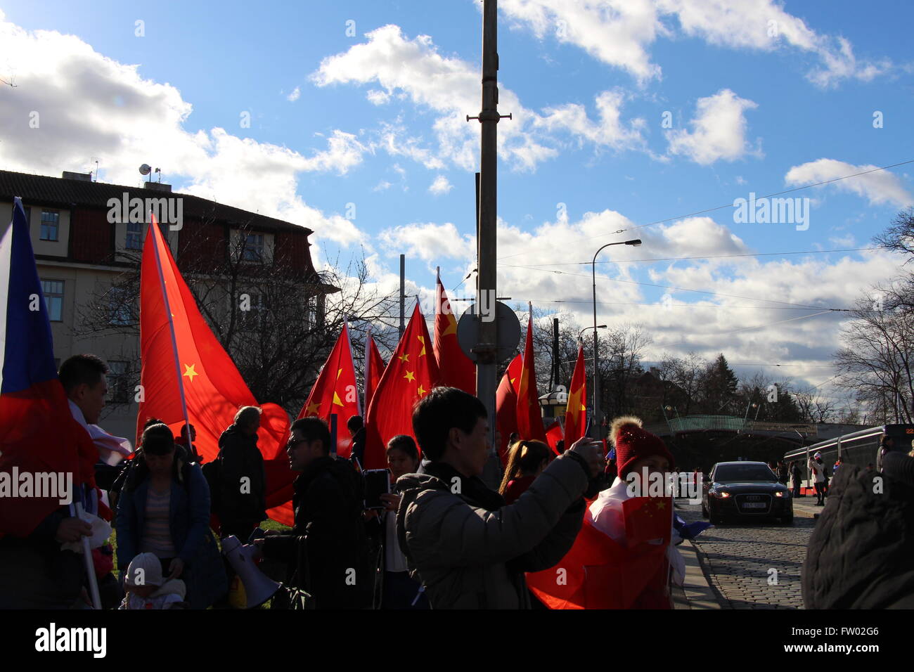Chinesische Staatsbürger hielt Flaggen der Volksrepublik China anlässlich Xi Jinping Staatsbesuches in Prag. Sie drückten Willkommen in Richtung Präsident Xi Jinping auf den Präsidenten erwarteten Straßenverbindung durch die Badeniho Straße, Chodkova Straße, in Richtung Pragerburg mit Milos Zeman und andere tschechische Regierungsbeamte treffen ins. Dies ist Badeniho Street, in der Nähe von Malostranska. Stockfoto