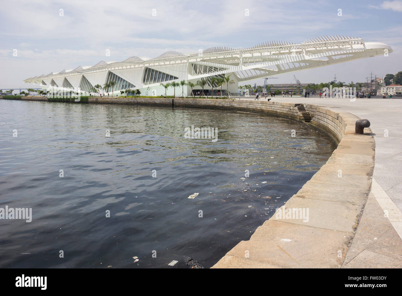 Rio De Janeiro, Brasilien. 30. März 2016. Fehlt etwa vier Monate für die 2016 Olympischen Spiele und der Grad der Umweltverschmutzung in der Guanabara-Bucht ist weiterhin kritisch. Die Website wird für Segel-Wettbewerbe verwendet werden. Dieses Bild, aufgenommen am Nachmittag des Mittwoch, ist eine gemeinsame Szene in der Nähe von Museum of Tomorrow, die durch den fauligen Gewässern der Guanabara-Bucht gebadet wird. © Luiz Souza/Alamy Live-Nachrichten Stockfoto