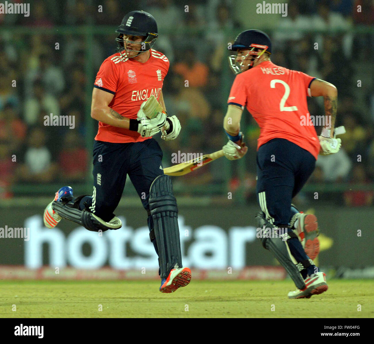 (160331)--NEU-DELHI, 31. März 2016 (Xinhua)--Jason Roy (L) und Alex Hales von England konkurrieren beim Halbfinalspiel gegen Neuseeland bei den 2016 ICC World Cup T20 in Neu-Delhi, Indien, am 30. März 2016. England gewinnt mit 7 Wickets. (Xinhua/Stringer) Stockfoto