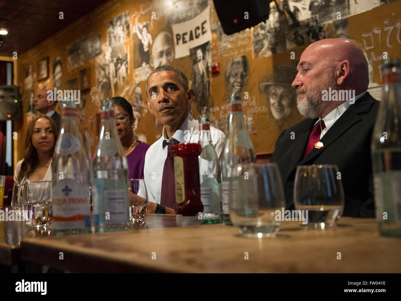 Washington DC, USA. 31. März 2016. US-Präsident Barack Obama spricht zu den Medien nach dem Mittagessen mit ehemals inhaftierten Personen, die Umwandlungen im Bus Boys und Dichter Restaurant in Washington, DC am 30. März 2016 erhalten haben. Obama, pendelte 61 zusätzliche Sätze heute. Bildnachweis: Dpa picture Alliance/Alamy Live News Stockfoto