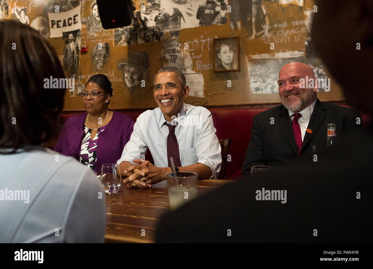 Washington DC, USA. 31. März 2016. US-Präsident Barack Obama spricht zu den Medien nach dem Mittagessen mit ehemals inhaftierten Personen, die Umwandlungen, einschließlich Ramona Brant (L) und Phillip Emmert (R) im Bus Boys und Dichter Restaurant in Washington, DC am 30. März 2016 erhalten haben. Obama, pendelte 61 zusätzliche Sätze heute. Bildnachweis: Dpa picture Alliance/Alamy Live News Stockfoto