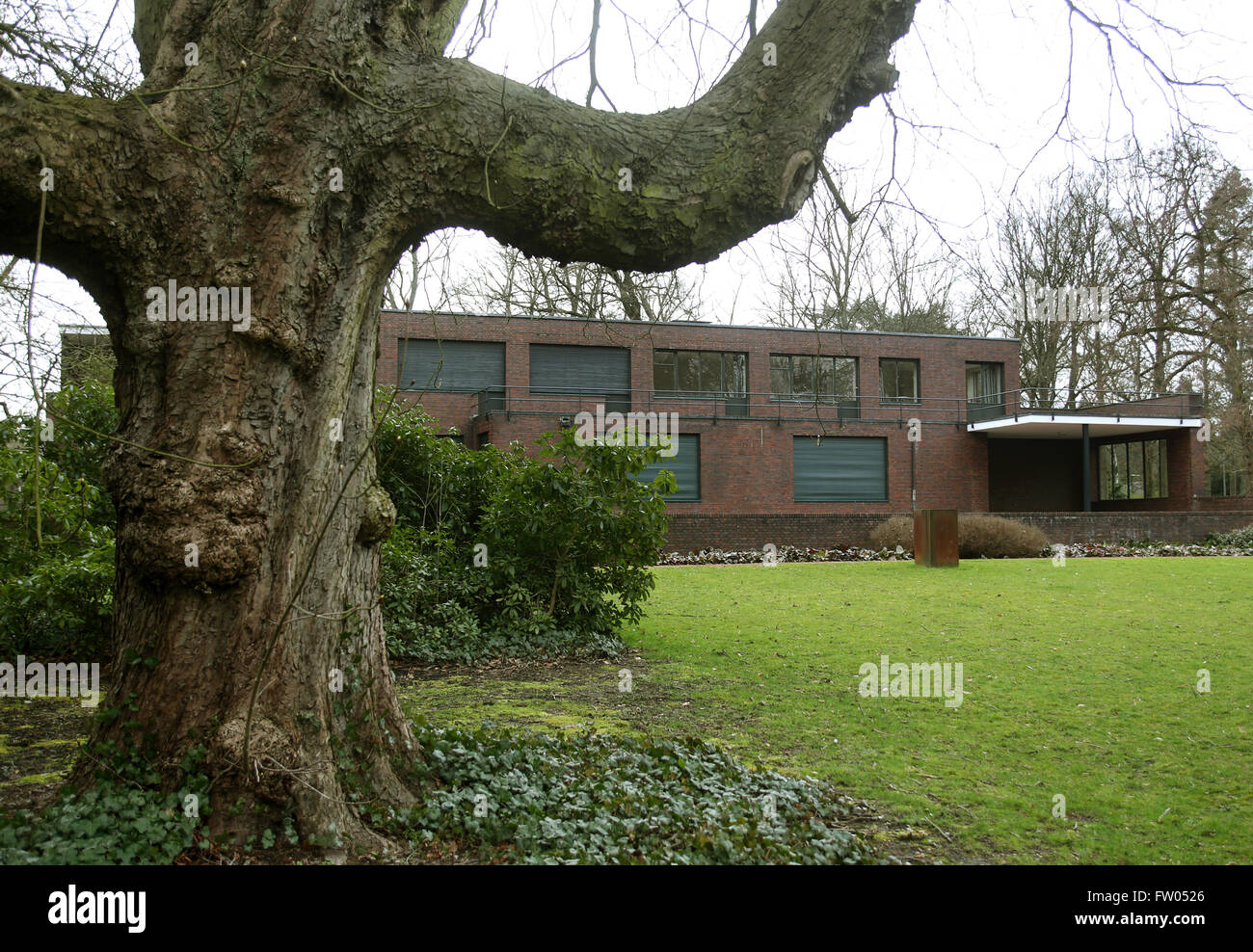 Krefeld, Deutschland. 30. März 2016. Das Haus Esters in Krefeld, Deutschland, 30. März 2016. Das Haus wurde 1927 von Bauhaus-Architekten Ludwig Mies van der Rohe für Josef Ester erbaut. Foto: ROLAND WEIHRAUCH/Dpa/Alamy Live News Stockfoto