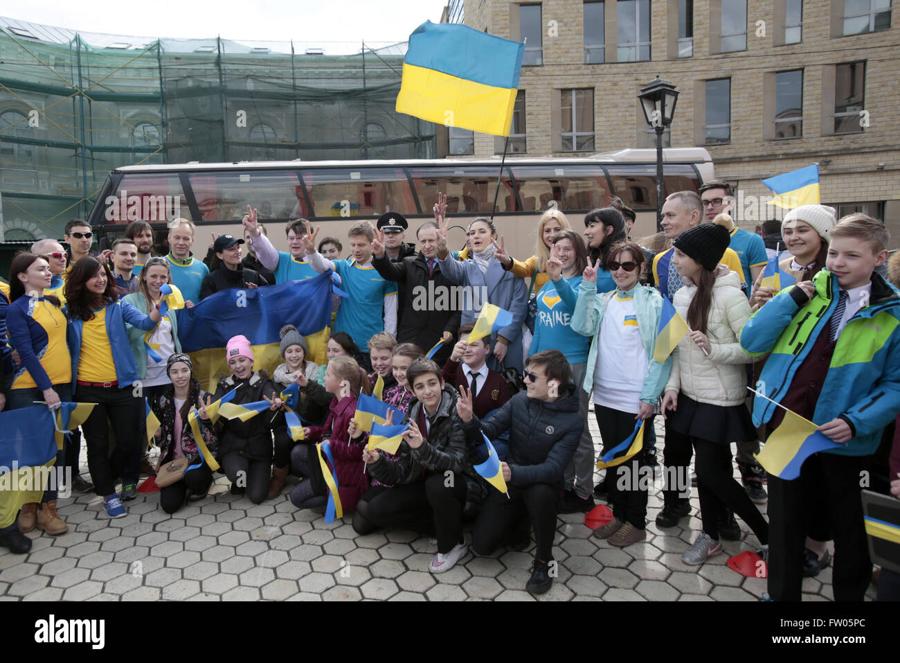 31. März 2016 - Mitglieder der Hilfsorganisation "Sports for Peace'' und '' ProUkraine'' NGO organisieren Abschied bei der Botschaft der Niederlande in Kiew an die Teilnehmer der Ultramarathon '' sagen '' Ja ''! Europa '' und Fahrrad-Rennen auf der Strecke den Haag-Amsterdam, Kiew, Ukraine, 31. März 2016. Der niederländische Ukraine'' "EU-Assoziierungsabkommen beratende Volksabstimmung über die Billigung des EU-Ukraine-Handelsabkommens findet in den Niederlanden am 6. April 2016. © Swoboda Stepanov/ZUMA Draht/Alamy Live-Nachrichten Stockfoto