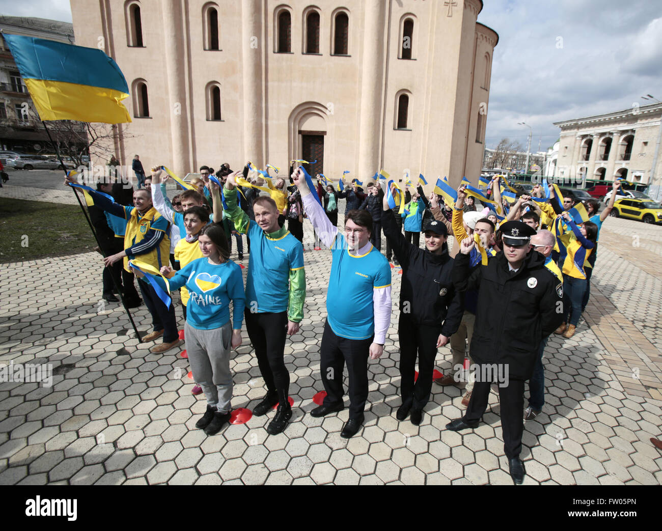 31. März 2016 - Mitglieder der Hilfsorganisation "Sports for Peace'' und '' ProUkraine'' NGO organisieren Abschied bei der Botschaft der Niederlande in Kiew an die Teilnehmer der Ultramarathon '' sagen '' Ja ''! Europa '' und Fahrrad-Rennen auf der Strecke den Haag-Amsterdam, Kiew, Ukraine, 31. März 2016. Der niederländische Ukraine'' "EU-Assoziierungsabkommen beratende Volksabstimmung über die Billigung des EU-Ukraine-Handelsabkommens findet in den Niederlanden am 6. April 2016. © Swoboda Stepanov/ZUMA Draht/Alamy Live-Nachrichten Stockfoto