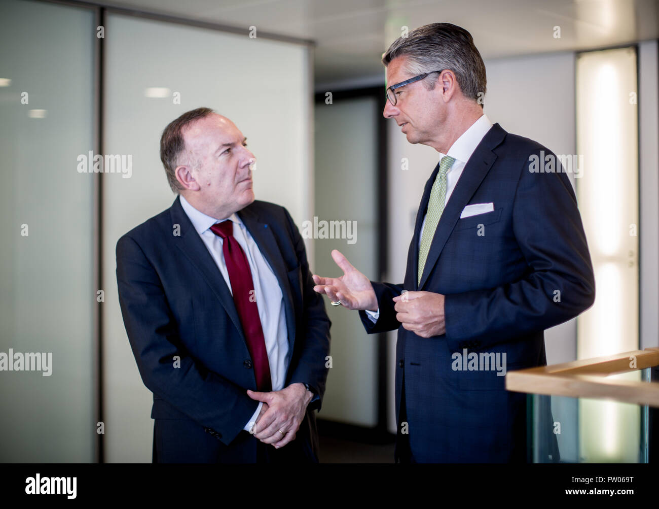 Berlin, Deutschland. 31. März 2016. Ulrich Grillo (R), Präsident von der Eidgenössischen Verband der deutschen Industrie (BDI), spricht mit Pierre Gattaz, Präsident der Bewegung des Vereins Unternehmen von Frankreich (MEDEF) während eines Interviews in Berlin, Deutschland, 31. März 2016. Foto: MICHAEL KAPPELER/Dpa/Alamy Live News Stockfoto