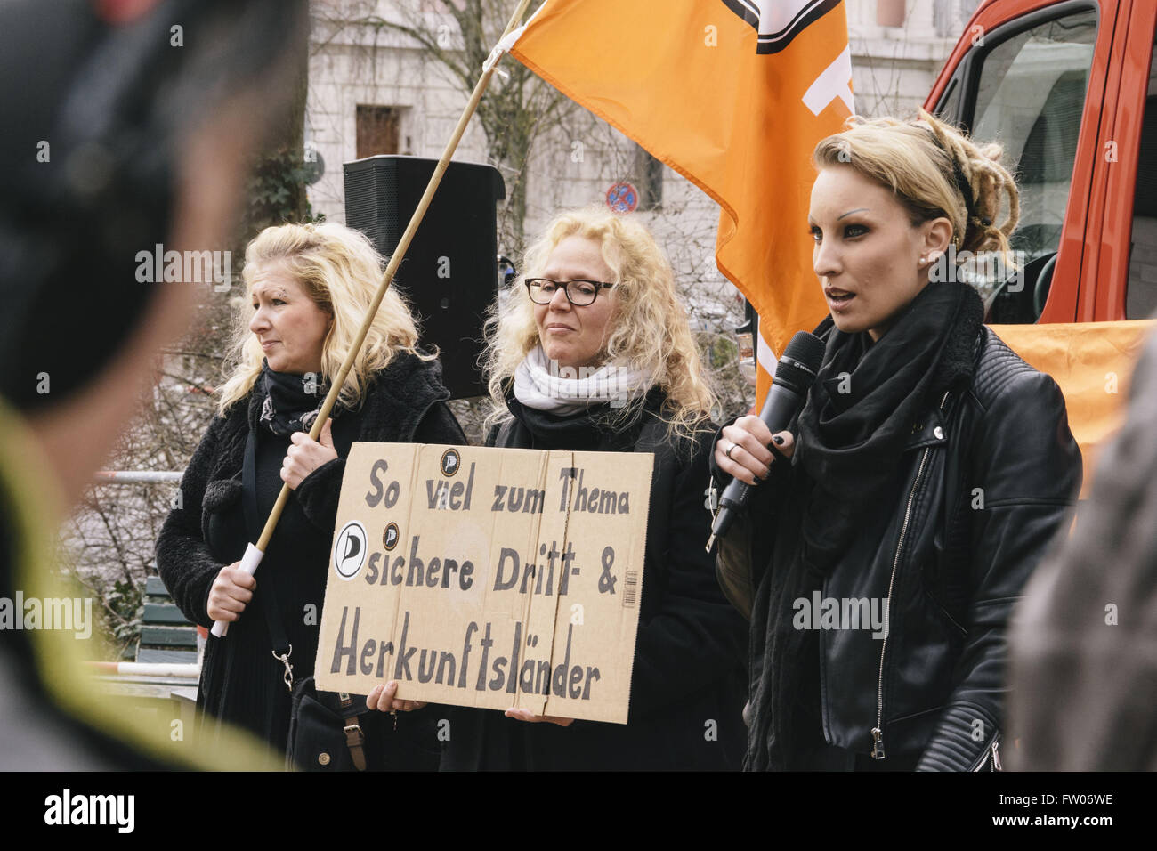 Berlin, Berlin, Deutschland. 31. März 2016. Berlin, Berlin, Deutschland: LEA FRINGS sprechen während der Anti-Erdogan-Rallye vor der türkischen Botschaft in Berlin. Der Hauptgrund für die Demonstration ist der letzte Versuch von RECEP TAYYIP ERDOGAN, der deutschen Satire-Video zum Schweigen zu bringen "Erdowie, Erdowo, Erdogan", erstellt von der Comedy show "extra 3" © Jan Scheunert/ZUMA Draht/Alamy Live News Stockfoto