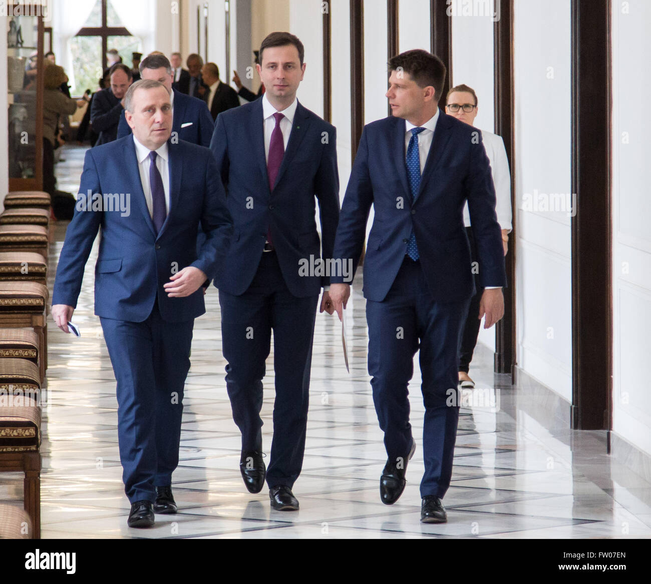 Warschau, Polen. 31. März 2016. Führer der Bürgerplattform Grzegorz Schetyna (L), Anführer des polnischen Volkes Party Wladyslaw Kosiniak-Kamysz (C) und Führer der modernen party Ryszard Petru (R) nach Treffen der Regierungschefs der acht polnischen politischen Parteien im Rahmen eines Angebots, Polens konstitutionelle Krise zu lösen. © Mateusz Wlodarczyk/Pacific Press/Alamy Live-Nachrichten Stockfoto