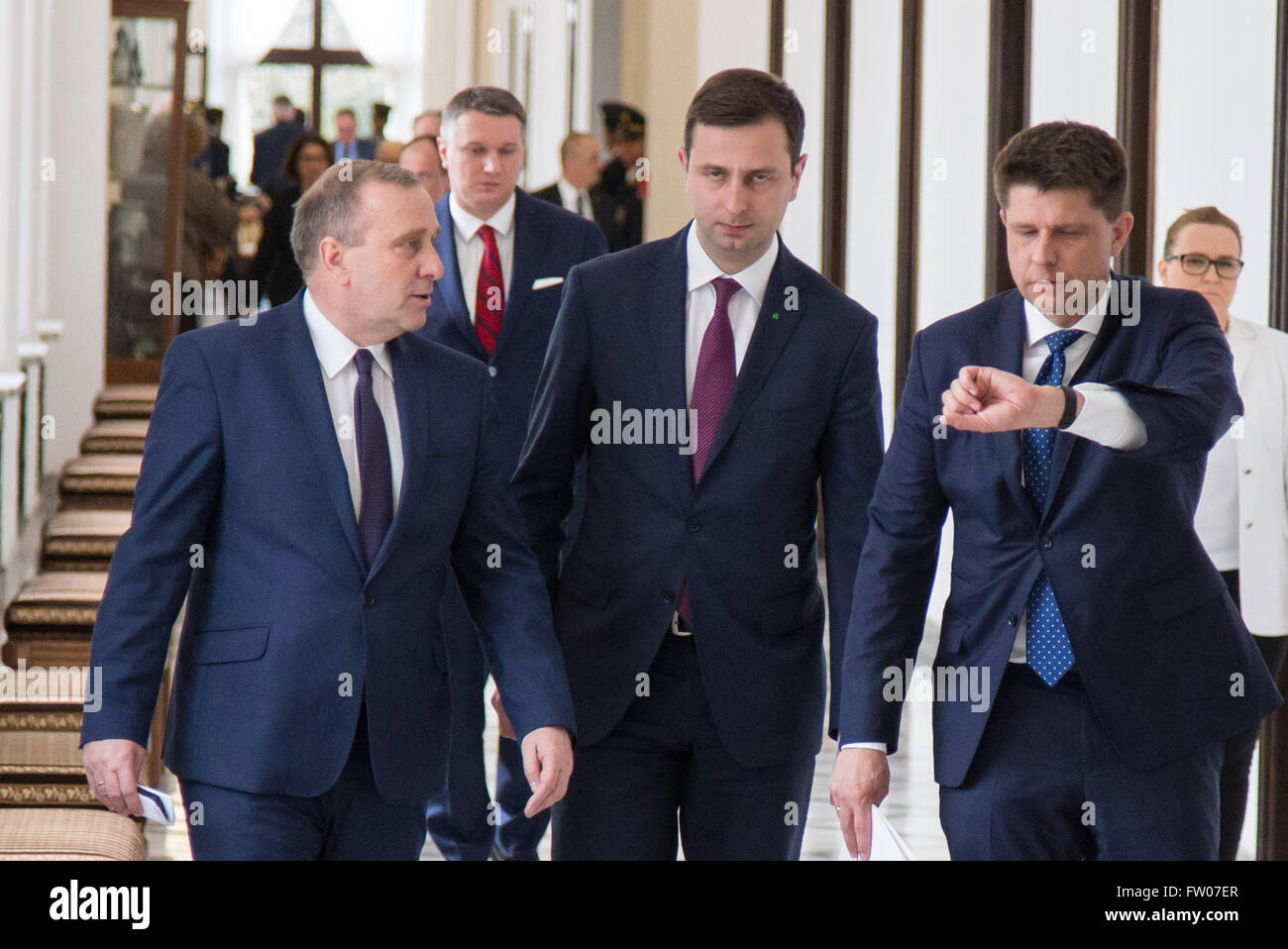 Warschau, Polen. 31. März 2016. Führer der Bürgerplattform Grzegorz Schetyna (L), Anführer des polnischen Volkes Party Wladyslaw Kosiniak-Kamysz (C) und Führer der modernen party Ryszard Petru (R) nach Treffen der Regierungschefs der acht polnischen politischen Parteien im Rahmen eines Angebots, Polens konstitutionelle Krise zu lösen. © Mateusz Wlodarczyk/Pacific Press/Alamy Live-Nachrichten Stockfoto