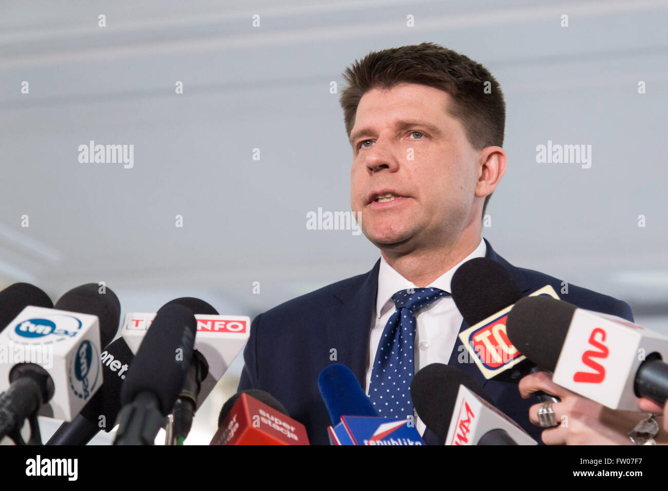 Warschau, Polen. 31. März 2016. Führer der moderne Partei (Nowoczesna), Ryszard Petru während einer Pressekonferenz nach dem Treffen der Regierungschefs der acht polnische politische Parteien im Rahmen eines Angebots, Polens konstitutionelle Krise zu lösen. © Mateusz Wlodarczyk/Pacific Press/Alamy Live-Nachrichten Stockfoto