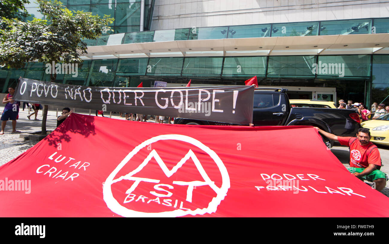 RIO DE JANEIRO, Brasilien – 18. März 2016: Brasilianer auf den Straßen von Rio auf eine organisierte regierungsfreundlichen Demonstration supportin Stockfoto