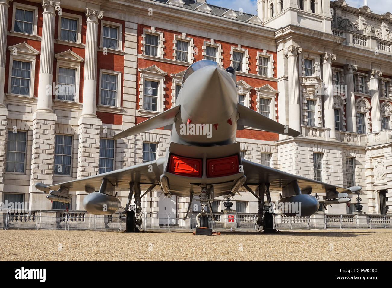 Full-size Nachbau eines Eurofighter Typhoon bei Horse Guards Parade in London ausgestellt das 100-jährige Jubiläum der RAF, London England Vereinigtes Königreich Großbritannien Stockfoto