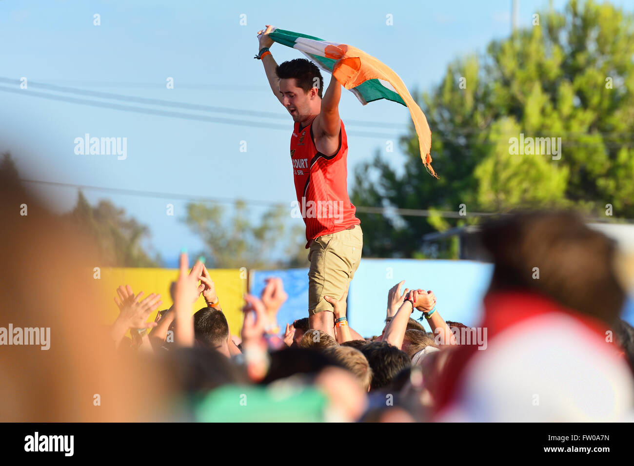 BENICASSIM, Spanien - 20 Juli: Junger Mann aus der Menge jubeln, mit einer irischen Flagge beim FIB Festival. Stockfoto