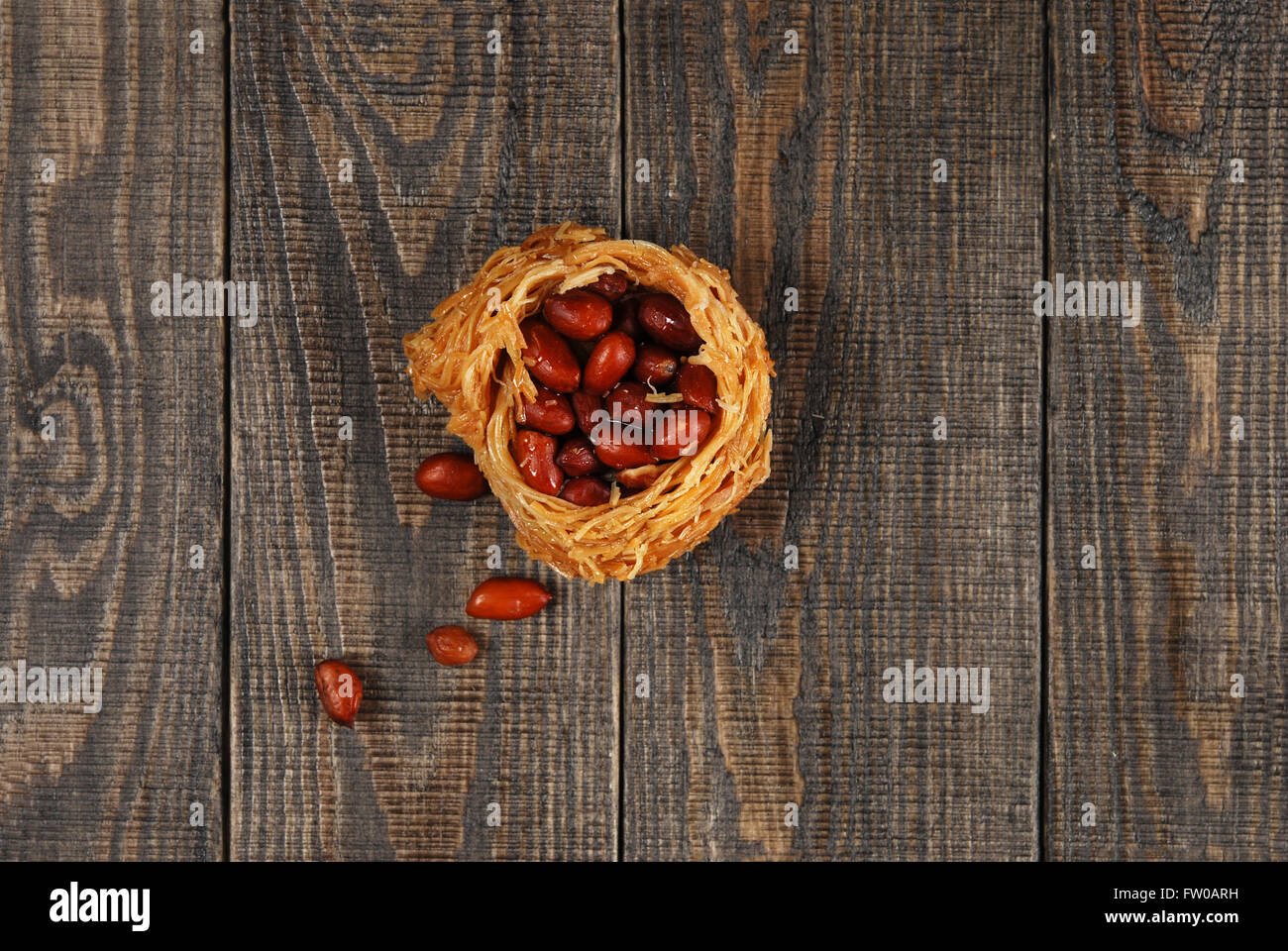 Östlichen süße von Erdnüssen auf einem hölzernen Hintergrund Stockfoto