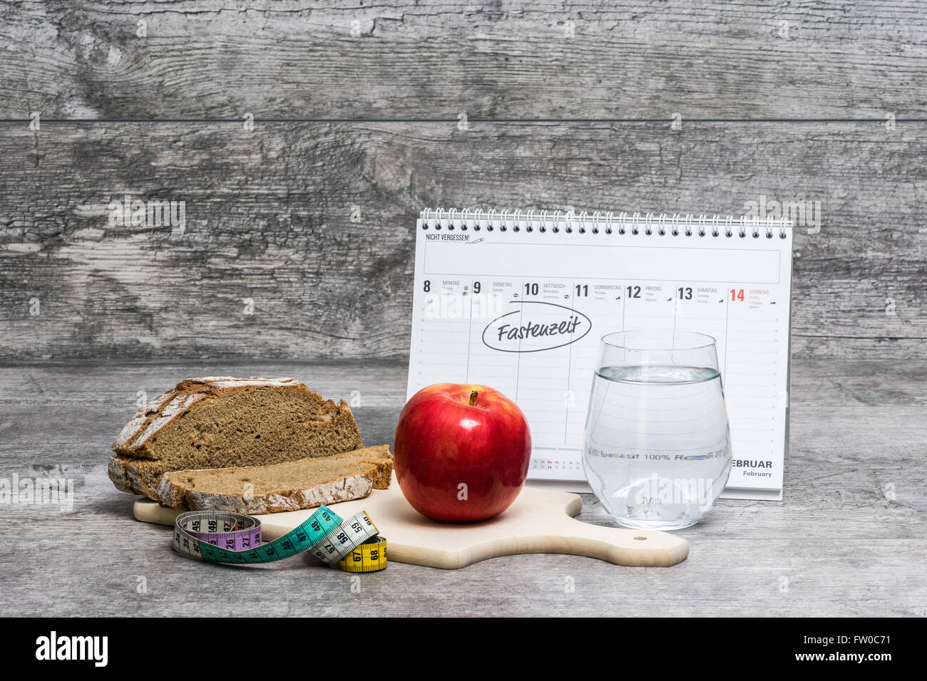 Diät-Mahlzeit grauen Hintergrund mit Kalender (Fastenzeit) Stockfoto