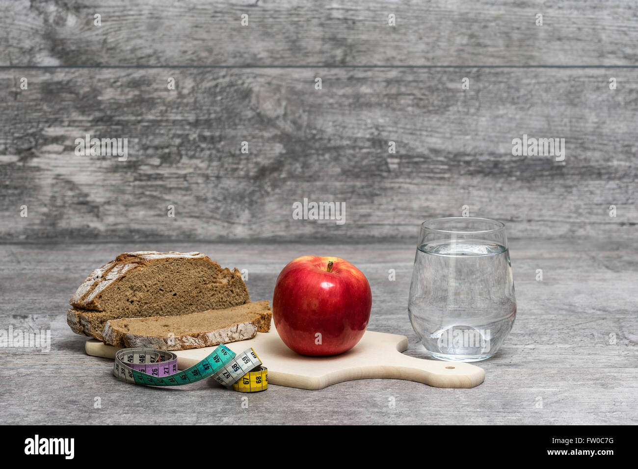 Diät-Mahlzeit aus Holz grau hinterlegt Stockfoto
