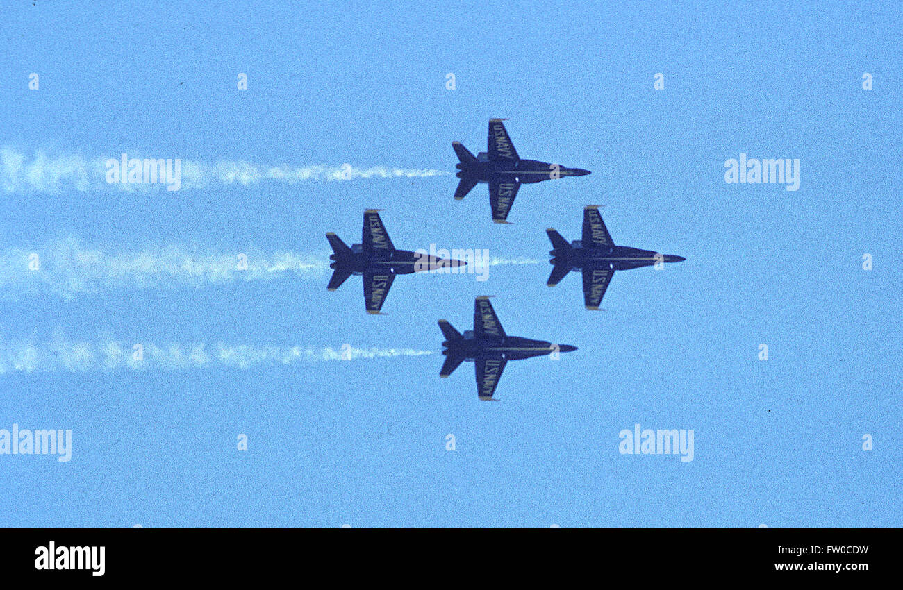 Camp Springs, Maryland, USA, kann 1992 US Navy "Blue Angels" in Diamant-Formation während der jährlichen Flugschau in Andrews Air Force Base fliegen. Die Blue Angels Air Shows zeigen choreographierten Flug von der US Navy Flight Demonstration Squadron. Die Flugshows gehören anmutige rasante Kunstflugfiguren von zwei, vier und sechs Flugzeuge fliegen in Formation. Während ihre Kunstflug Demonstration der Blues fliegen sechs F/A-18 Hornet Flugzeuge, aufgeteilt in die Diamant-Formation (Blue Angels 1 bis 4) und das Blei und Opposing Solos (Blue Angels 5 und 6). Bildnachweis: Mark Reinstein Stockfoto