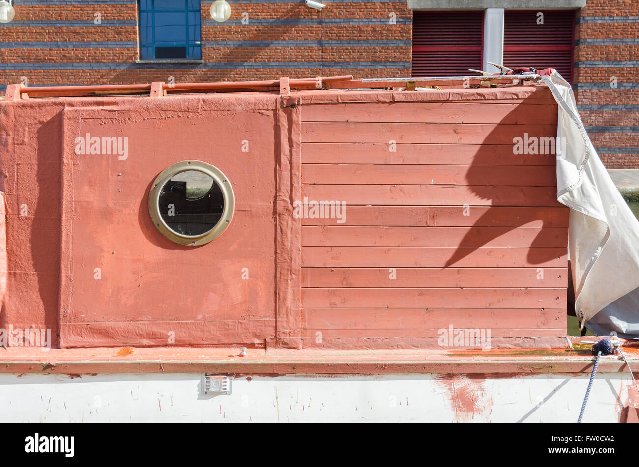 Kabine auf einem alten Boot Rost braun lackiert Stockfoto
