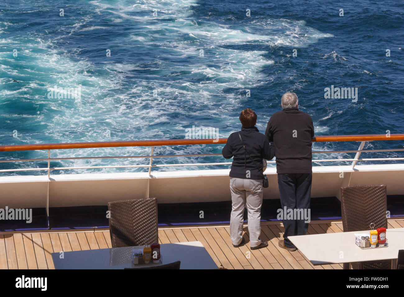 TOURISTEN AN BORD DER NORWEGIAN SUN KREUZFAHRT SCHIFF, ARGENTINIEN - CIRCE DEZEMBER 2015.  Ein Mann und eine Frau am Heck des Schiffes sehen o Stockfoto