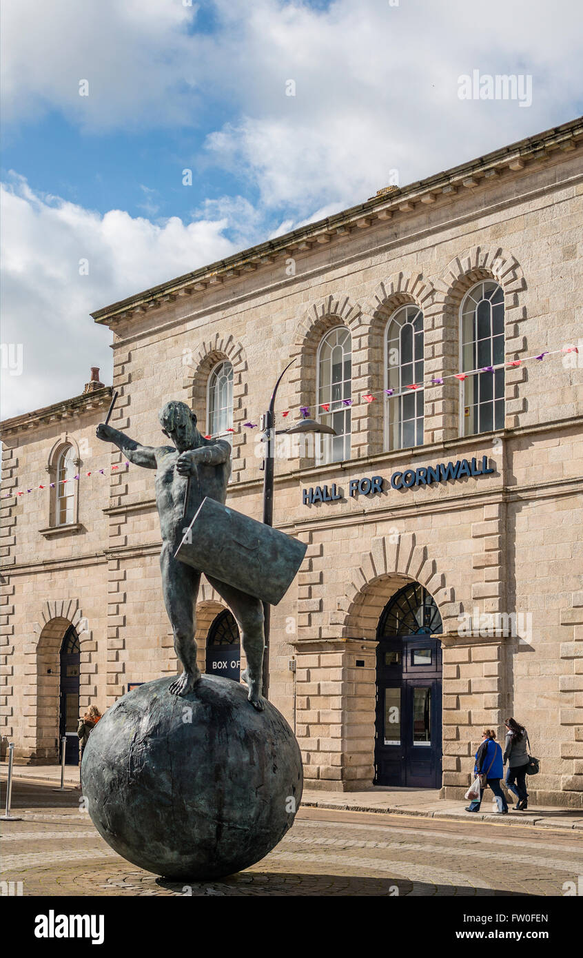 Bronze-Skulptur eines Schlagzeugers von Tim Shaw vor Halle von Cornwall, Truro, England, UK Stockfoto