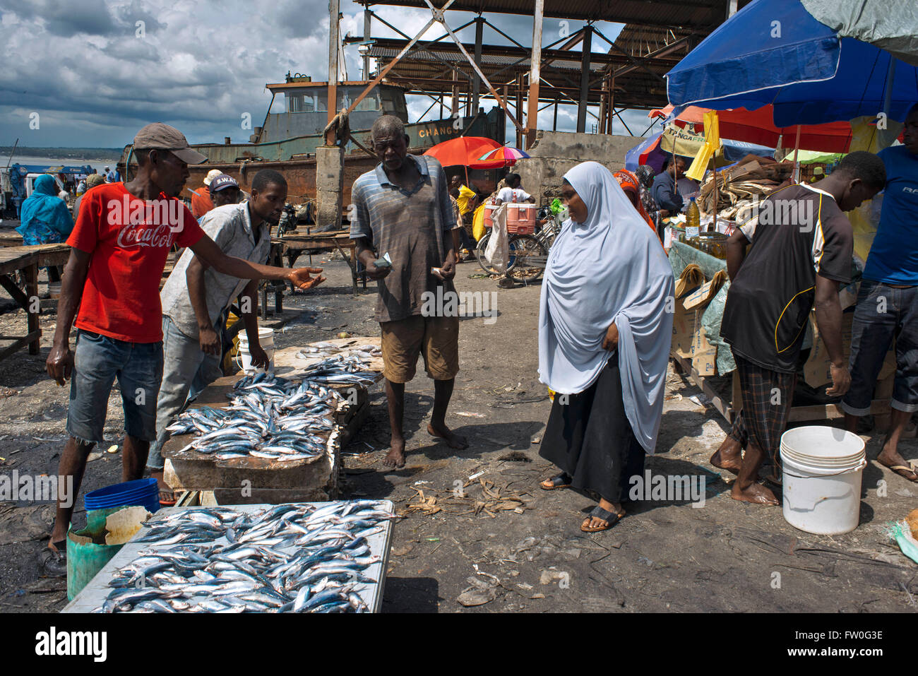 Fischmarkt am alten Dhau-Hafen, Händlern und Kunden, Segler werden immer geladen, Malindi, Stone Town, Sansibar, Tansania Stockfoto