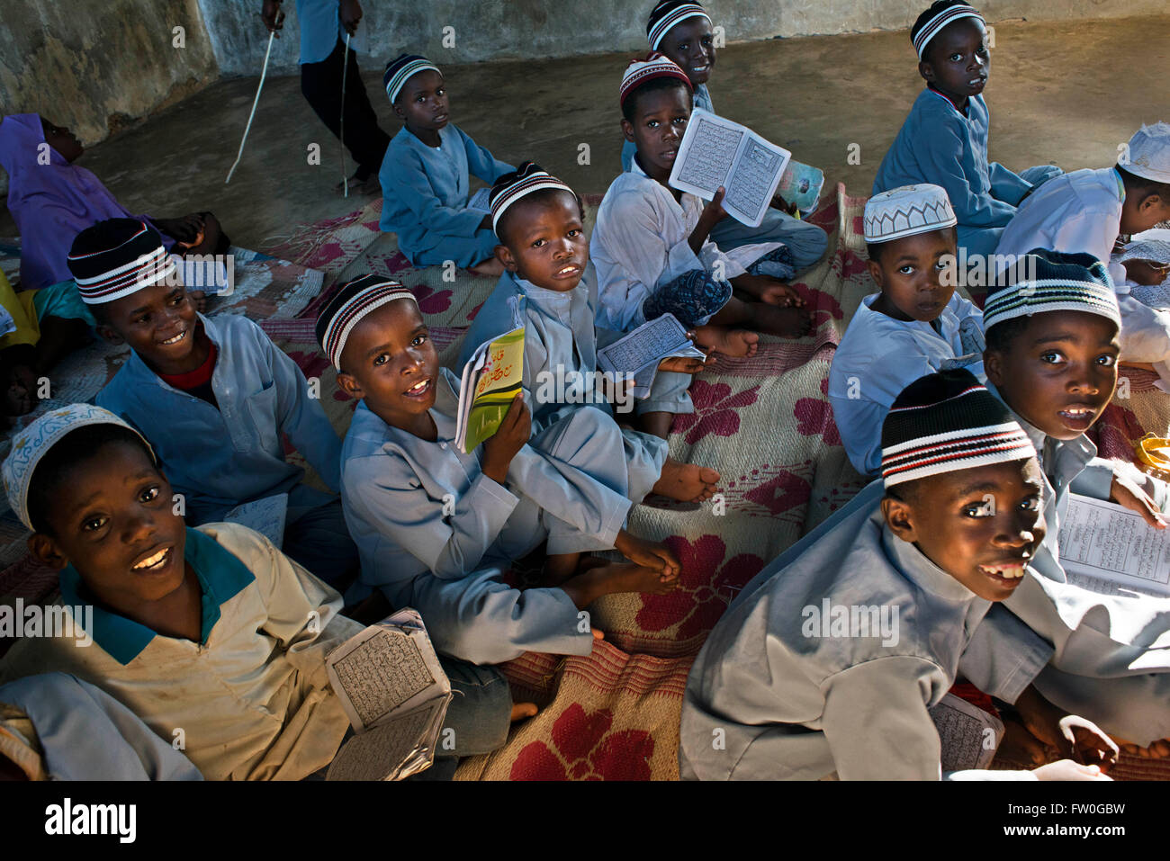 Junge in Madrasa (Koranschule). Kizimkazi Dimbani, Sansibar, Tansania. Üben und den Koran zu lesen Stockfoto